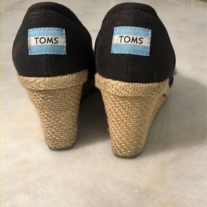 Toms Wedge Sandal, Black and tan. Size 7 M. EUC!
